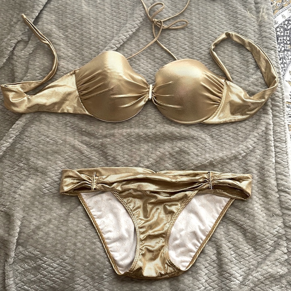 Good Victoria secret brand new never worn too Sz 34DD bottom Sz M